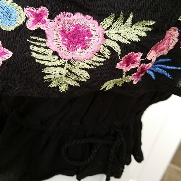 Off shoulder embroidery top - Picture 6 of 6